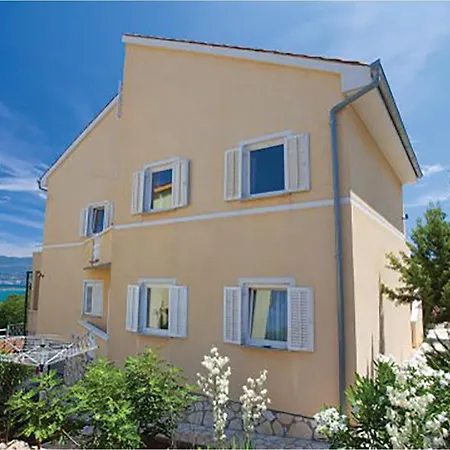 Cozy Apartment In Malinska דירה